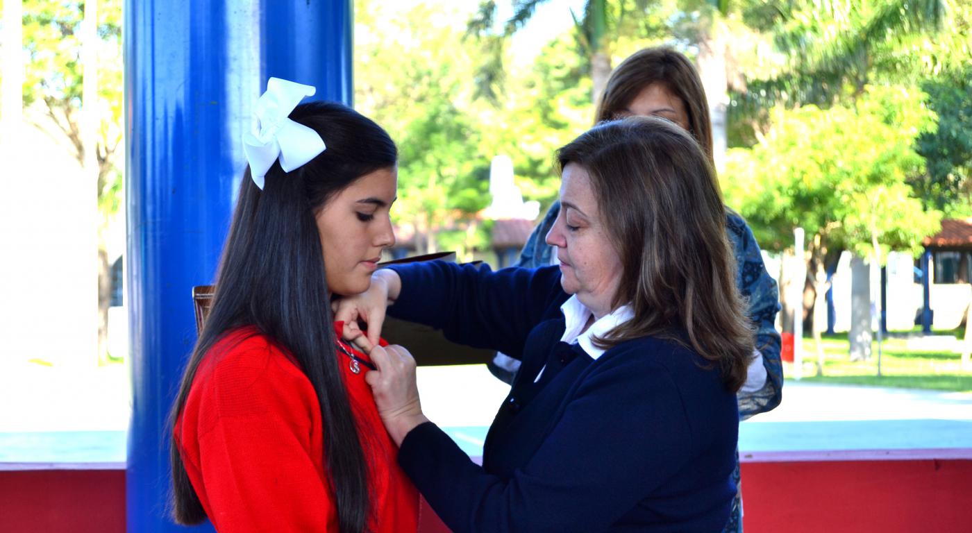 Imposición de la Medalla a la Alumna Maria Paula Oviedo, Presidenta del CESIL