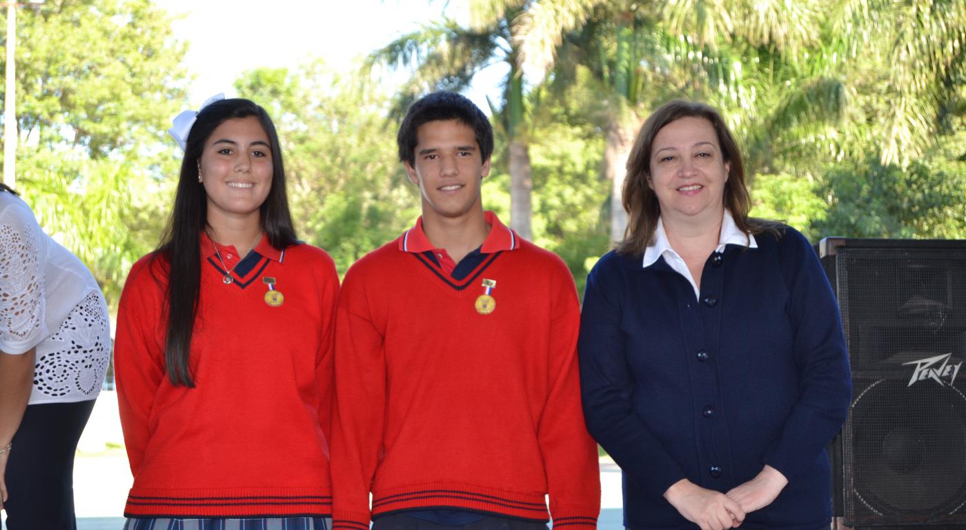 Maria Paula Oviedo, Presidenta del CESIL y Matías Rojas, Vicepresidente del CESIL junto a la Directora General del Colegio, Mag. Patricia Bonifazi de Mut